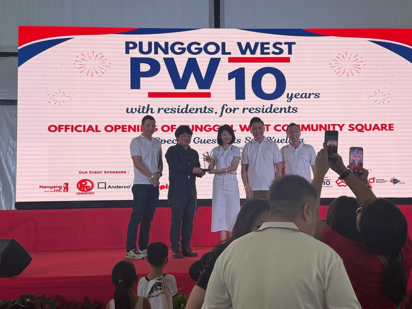 Boon Chong receiving appreciation from Sun Xueling on behalf of Nanyang Inc at the Punggol West Community Square opening.