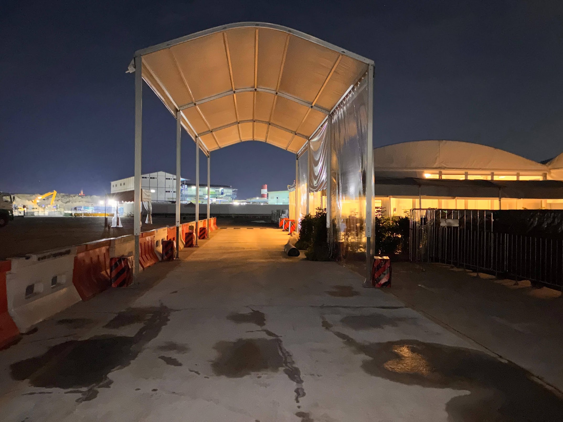 Covered drop-off area beside the Terminal 5 groundbreaking marquee